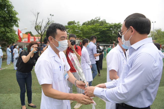 Quảng Ninh: 200 bác sĩ tình nguyện đến điểm nóng dịch bệnh Covid-19 tại Bắc Giang - Ảnh 7.