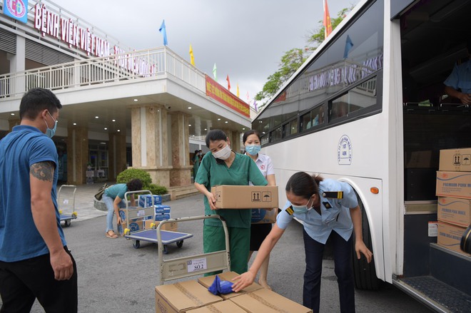 Quảng Ninh: 200 bác sĩ tình nguyện đến điểm nóng dịch bệnh Covid-19 tại Bắc Giang - Ảnh 2. Quảng Ninh: 200 bác sĩ tình nguyện đến điểm nóng dịch bệnh Covid-19 tại Bắc Giang - Ảnh 2.