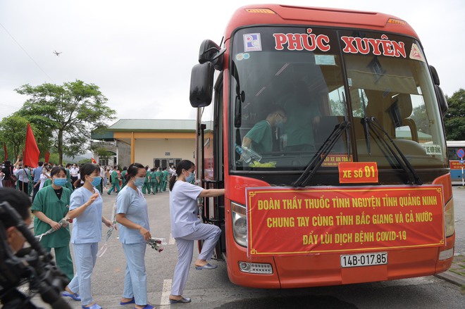 Quảng Ninh: 200 bác sĩ tình nguyện đến điểm nóng dịch bệnh Covid-19 tại Bắc Giang - Ảnh 5. Quảng Ninh: 200 bác sĩ tình nguyện đến điểm nóng dịch bệnh Covid-19 tại Bắc Giang - Ảnh 5.