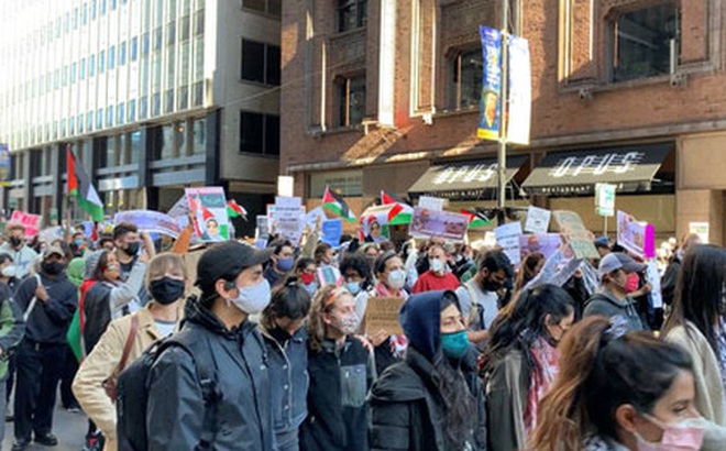 Người biểu tình xuống phố thể hiện sự ủng hộ dành cho Palestine tại TP Chicago - Mỹ vào ngày 12-5 Ảnh: REUTERS