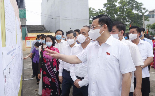 Chủ tịch Quốc hội và các thành viên Hội đồng Bầu cử Quốc gia đi kiểm tra công tác chuẩn bị bầu cử