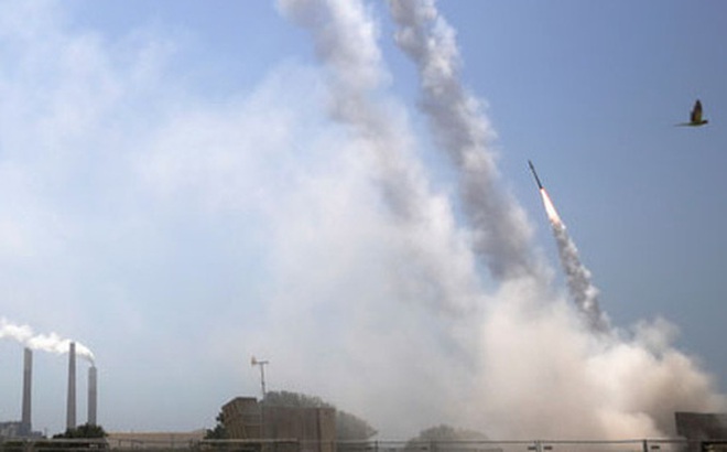 Hệ thống phòng thủ tên lửa “Vòm sắt” của Israel đánh chặn một quả rốc-két phóng từ Dải Gaza hôm 11-5 Ảnh: REUTERS