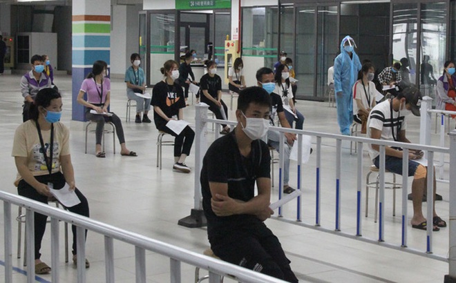 Công nhân Khu công nghiệp Vân Trung (Bắc Giang) chờ lấy mẫu xét nghiệm Covid-19 - Ảnh: Việt Anh