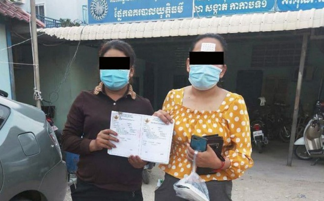 Hai đối tượng buôn bán giấy chứng nhận tiêm chủng vaccine Covid-19 giả. Ảnh: Công an Phnom Penh