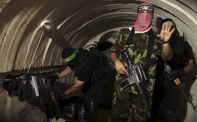 Thành viên phong trào Hamas trong một đường hầm. Ảnh: Reuters