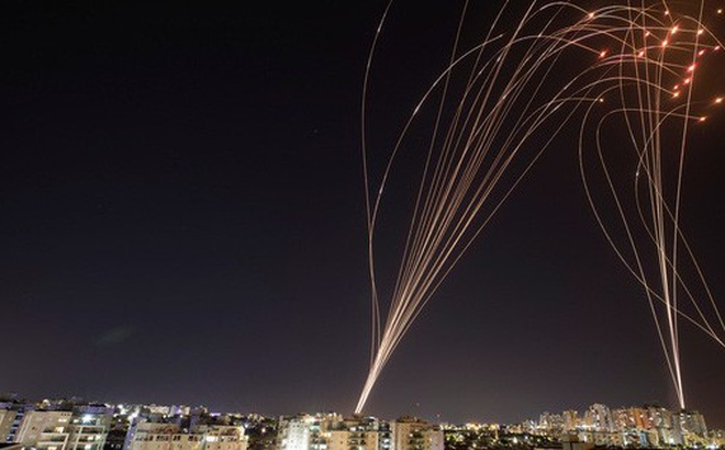 Các vệt sáng xuất hiện khi các tên lửa từ hệ thống Vòm Sắt của Israel đánh chặn rốc-két phóng từ Dải Gaza về hướng Israel. Ảnh: Reuters