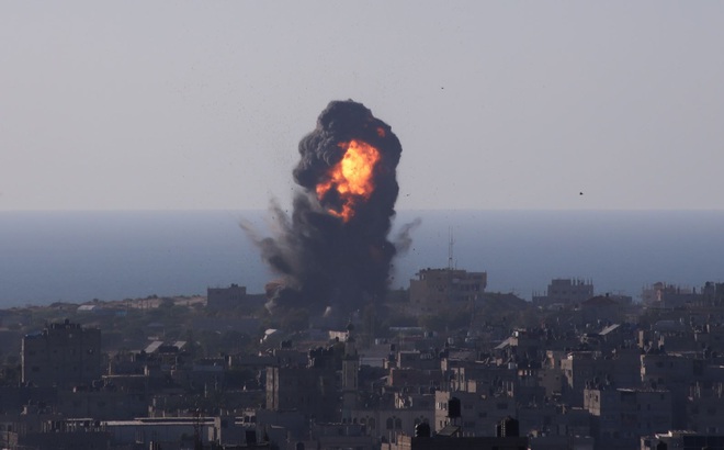 Khói lửa bốc lên sau loạt không kích của Israel xuống Dải Gaza ngày 13/5/2021. Ảnh: THX/TTXVN