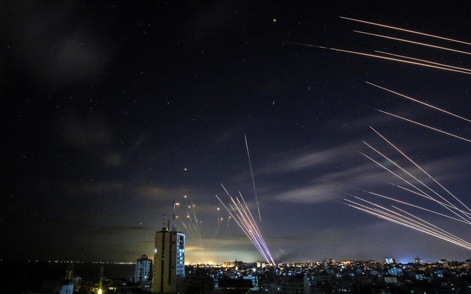 Hamas quật khởi vùng dậy, nã 2.800 tên lửa tấn công Israel - bão đạn liên tiếp trút xuống: Chiến sự rực lửa! - Ảnh 1.