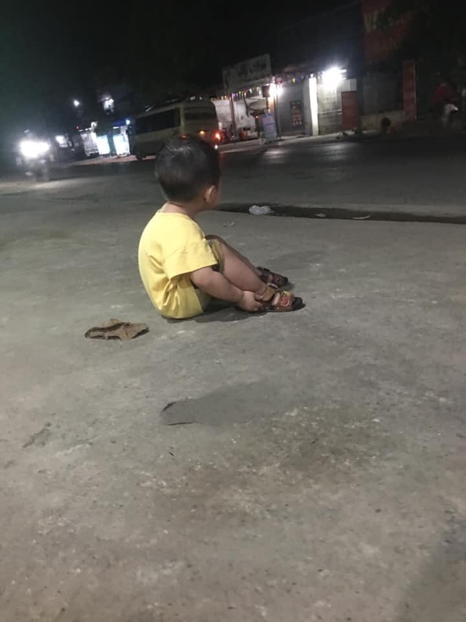 Em bé ngồi một mình bên vệ đường và câu chuyện của mẹ đơn thân đầy thương cảm - Ảnh 1. Em bé ngồi một mình bên vệ đường và câu chuyện của mẹ đơn thân đầy thương cảm - Ảnh 1.