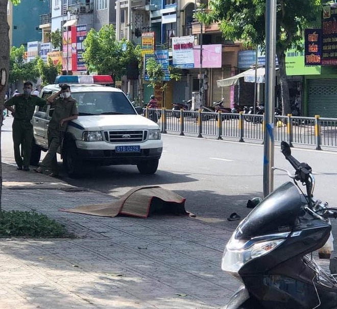 Nghi phạm sát hại tài xế xe ôm trước cổng bệnh viện ở Sài Gòn bị bắt - Ảnh 1.