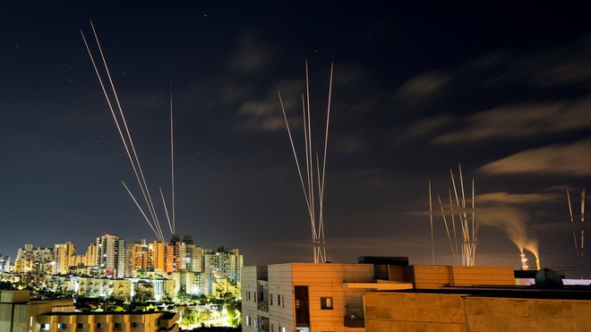 Lộ diện tên lửa “khủng” Hamas dùng đánh thẳng vào đầu não Israel: Đòn báo thù đến từ Iran? - Ảnh 1. Lộ diện tên lửa “khủng” Hamas dùng đánh thẳng vào đầu não Israel: Đòn báo thù đến từ Iran? - Ảnh 1.