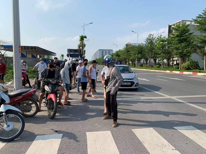 Hà Nội: Vừa rút dao đâm tài xế taxi trọng thương, tên cướp bị bắt tại trận - Ảnh 1.