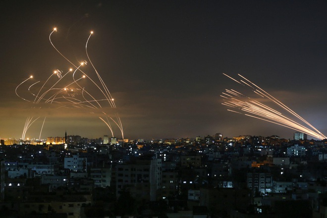 “Vòm Sắt” liên tiếp dính những cú đánh đau đớn của Hamas: Ma trận tên lửa bủa vây Israel! - Ảnh 3. “Vòm Sắt” liên tiếp dính những cú đánh đau đớn của Hamas: Ma trận tên lửa bủa vây Israel! - Ảnh 3.
