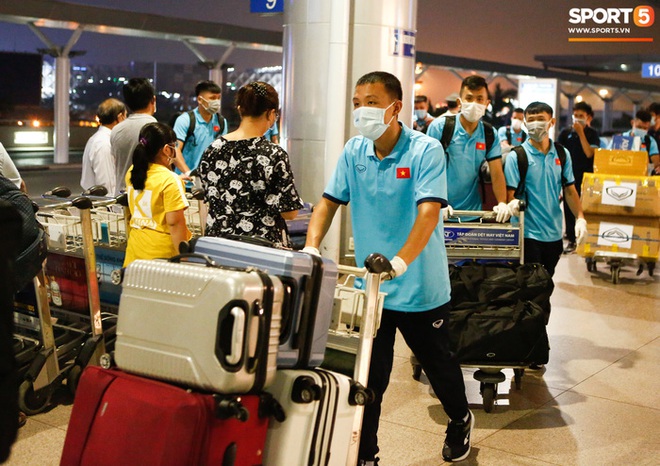 ĐT Việt Nam lên đường lúc nửa đêm, sẵn sàng tranh vé dự Futsal World Cup - Ảnh 4.