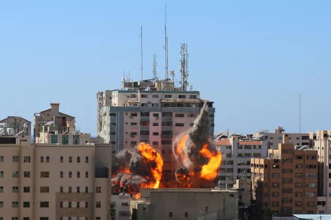 Một giờ tháo chạy trước khi Israel đánh sập tòa nhà truyền thông ở Gaza - Ảnh 1.