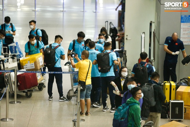 ĐT Việt Nam lên đường lúc nửa đêm, sẵn sàng tranh vé dự Futsal World Cup - Ảnh 26.