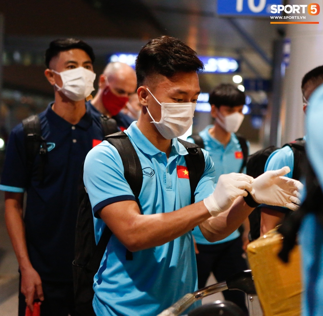 ĐT Việt Nam lên đường lúc nửa đêm, sẵn sàng tranh vé dự Futsal World Cup - Ảnh 6.