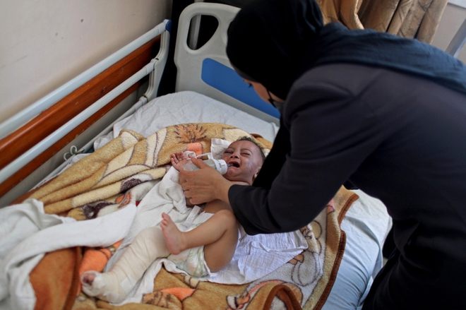 Ám ảnh em bé được cứu khỏi đống đổ nát sau cuộc không kích của Israel - Ảnh 3.