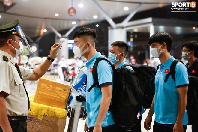 ĐT Việt Nam lên đường lúc nửa đêm, sẵn sàng tranh vé dự Futsal World Cup - Ảnh 8.