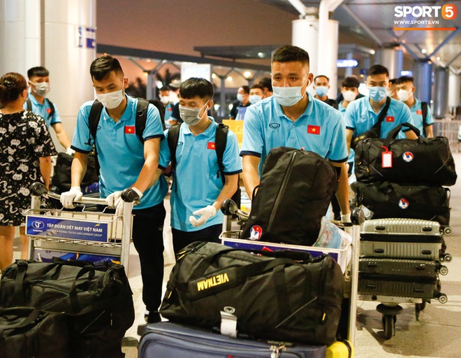 ĐT Việt Nam lên đường lúc nửa đêm, sẵn sàng tranh vé dự Futsal World Cup - Ảnh 9.