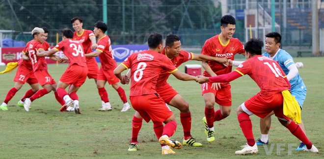 Quế Ngọc Hải cười như được mùa, tuyển Việt Nam chơi trò đuổi bắt như trở về tuổi thơ - Ảnh 7.