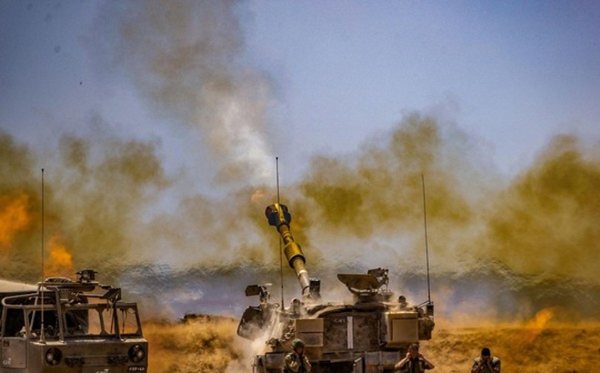 Pháo tự hành Israel pháo kích sang Dải Gaza (Ảnh: Dwnews).