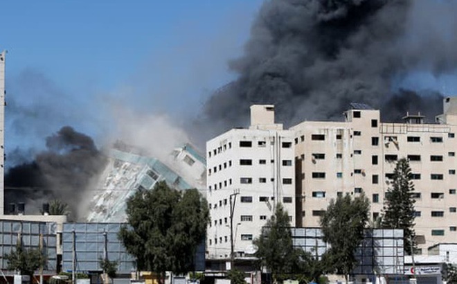 Tòa nhà có các văn phòng truyền thông quốc tế bị đánh sập hôm 15-5. Ảnh: Reuters