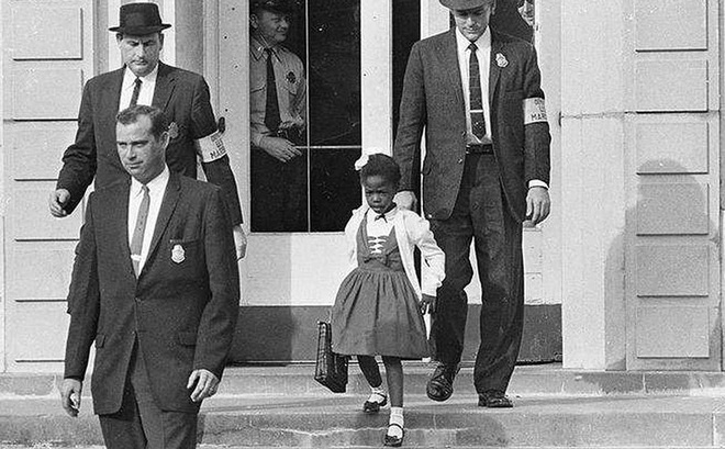 Ruby Bridges được đặc vụ liên bang hộ tống từ trường tháng 11/1960