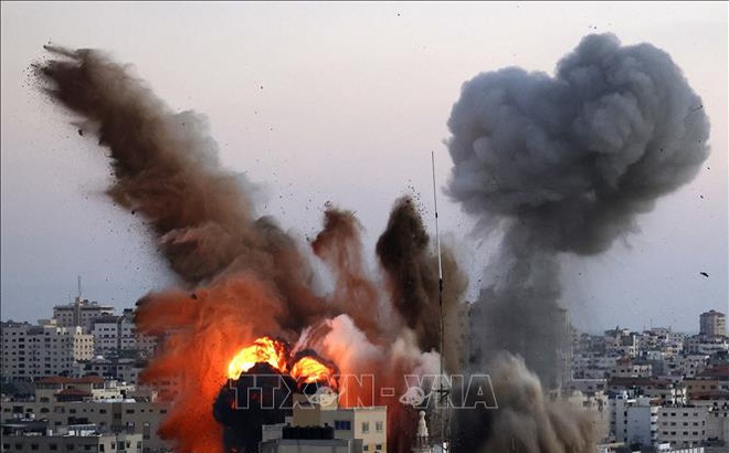 Khói lửa bốc lên từ tòa nhà có liên quan đến Phong trào Hamas của Palestine, sau khi trúng oanh tạc của máy bay Israel xuống Dải Gaza. Ảnh: AFP/TTXVN