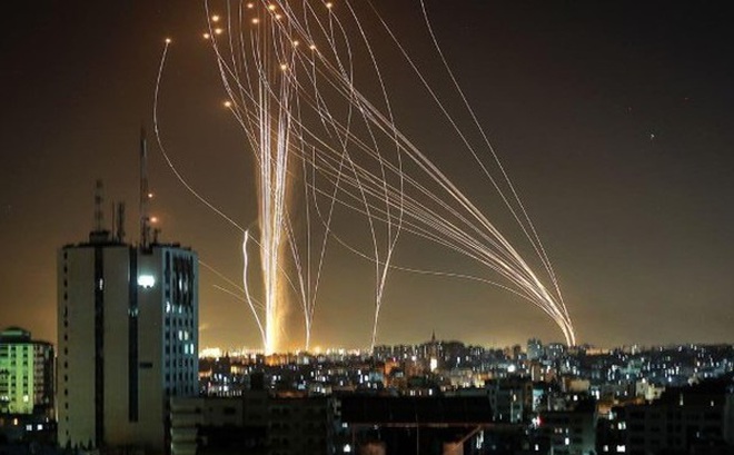 Tên lửa bay trên bầu trời Hamas như một màn pháo hoa khổng lồ. Nguồn: Sina.