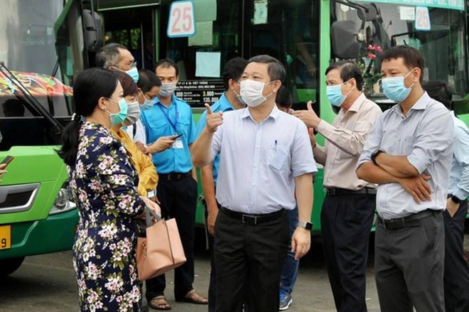 Chủ tịch TPHCM ‘truy’ lãnh đạo Sở GTVT về quản lý xe công nghệ - Ảnh 2.