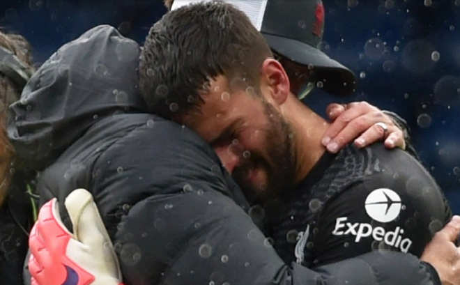 Alisson khóc khi ăn mừng với HLV Jurgen Klopp