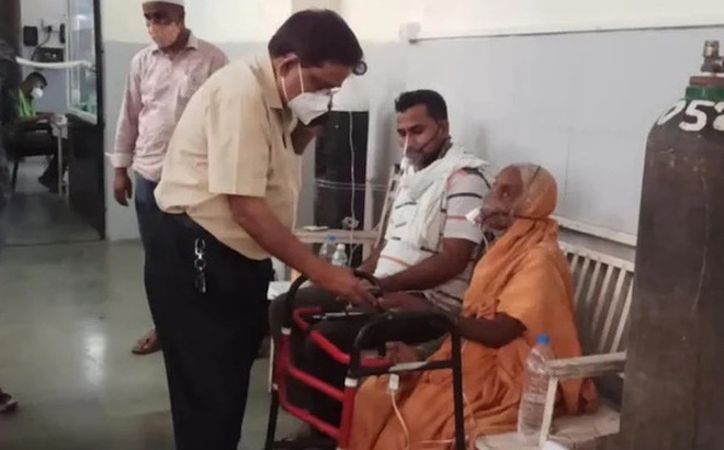 Cụ bà 76 tuổi ở Ấn Độ mắc Covid-19 mở mắt òa khóc khi sắp bị đưa đi hỏa táng. (Ảnh: India Today)