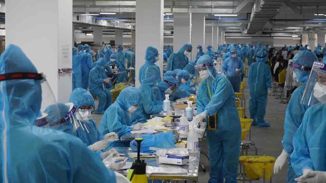 Chuyên gia nói về kỷ lục 300 ca mắc Covid-19: Đúng theo chu trình ủ bệnh của virus - Ảnh 1.