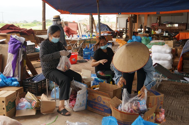 Người Bắc Giang mổ lợn, san gạo cho công nhân vùng tâm dịch - Ảnh 4.