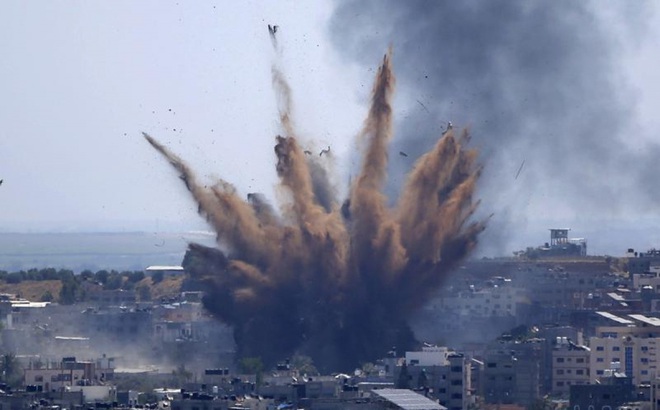 Khói bốc lên sau khi Israel không kích một tòa nhà ở thành phố Gaza ngày 13/5/2021. Ảnh: AP