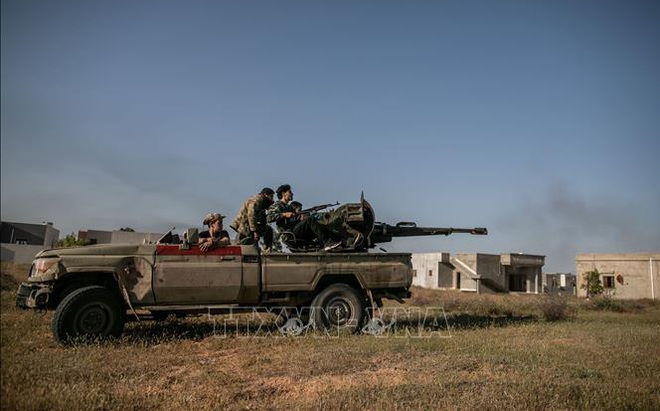 Lực lượng thuộc Chính phủ đoàn kết dân tộc GNA do LHQ bảo trợ trong cuộc xung đột với các tay súng đối lập thuộc Lực lượng Quân đội quốc gia Libya (LNA) tại mặt trận Al-Ramla ở Tripoli. Ảnh tư liệu: THX/TTXVN