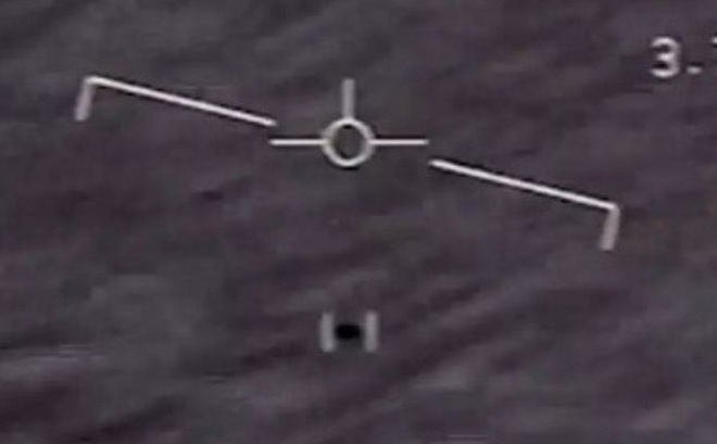 Hình ảnh UFO được ghi lại bằng camera hồng ngoại trên máy bay Mỹ. Ảnh chụp màn hình.