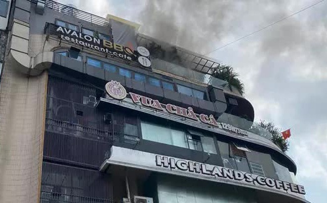 Đám khói nghi ngút bốc ra từ tầng thượng nhà hàng - Ảnh: Facebook