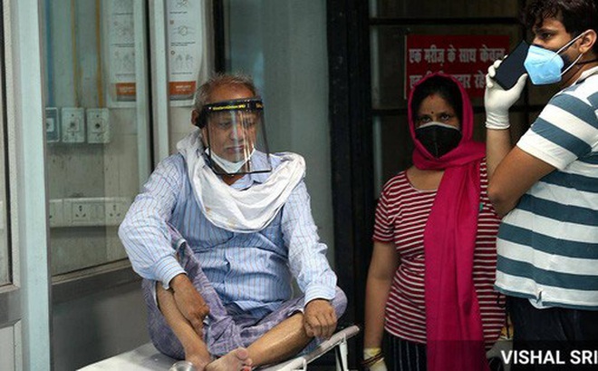 Một bệnh nhân chờ nhập viện ở bệnh viện Lohia, TP Lucknow - Ấn Độ. Ảnh: The Indian Express