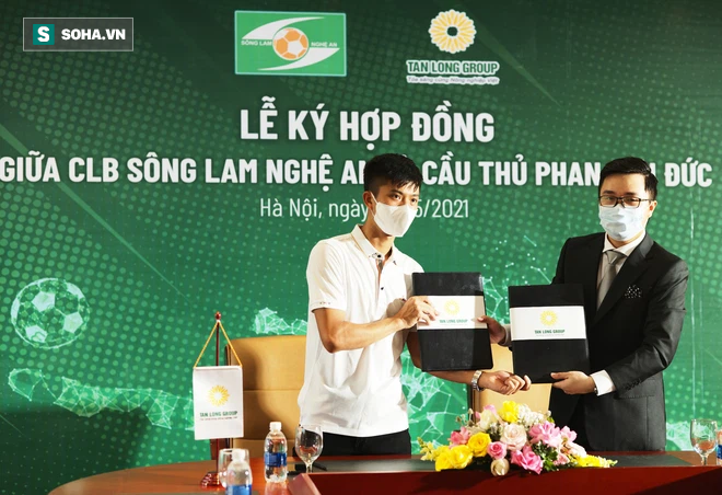 Phan Văn Đức ký hợp đồng bom tấn, nhận khoản tiền lót tay cao nhất lịch sử đội bóng - Ảnh 3.