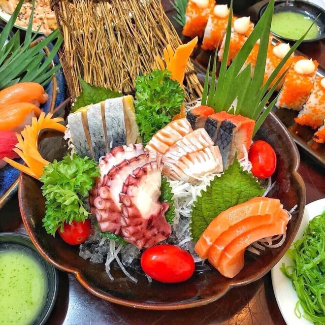 Khoe bánh sashimi cá hồi làm tặng sinh nhật chồng, vợ liền bị tố sống ảo với loạt bằng chứng không thể chối - Ảnh 4.