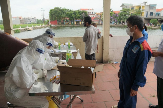 Sinh viên Hải Dương quên ăn, quên ngủ về tâm dịch Bắc Giang lấy mẫu xét nghiệm - Ảnh 12.