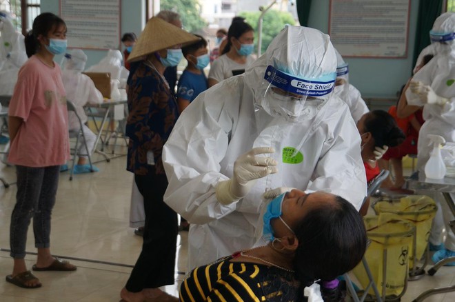 Sinh viên Hải Dương quên ăn, quên ngủ về tâm dịch Bắc Giang lấy mẫu xét nghiệm - Ảnh 10.