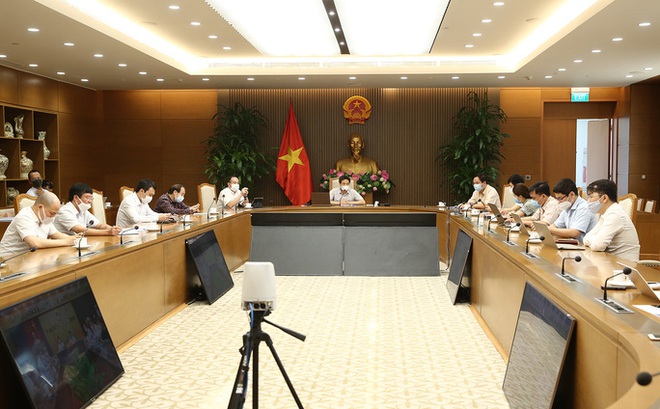 Phó Thủ tướng Vũ Đức Đam chỉ đạo tại cuộc họp trực tuyến về phòng chống dịch với tỉnh Bắc Giang - Ảnh: Đình Nam