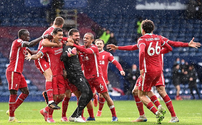 Alisson ăn mừng cùng đồng đội sau bàn thắng quý như vàng vào lưới West Brom