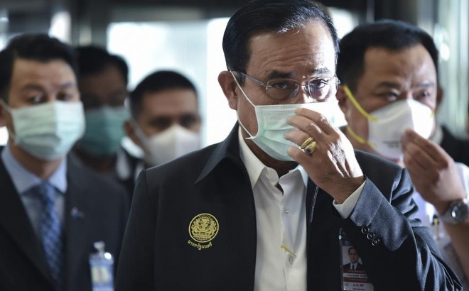 Thủ tướng Prayut và các quan chức Thái Lan đeo khẩu trang ngừa Covid-19. Ảnh: AFP.