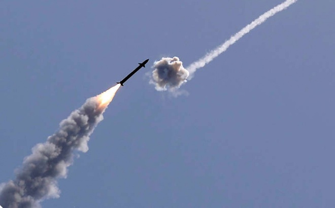 Hệ thống Phòng không Vòm Sắt của Israel đánh chặn một tên lửa từ Dải Gaza ngày 11/5/2021. Ảnh: AFP