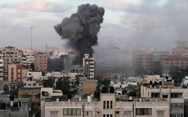 Israel hôm 19-5 tiếp tục không kích dải Gaza. Ảnh: AP, Twitter