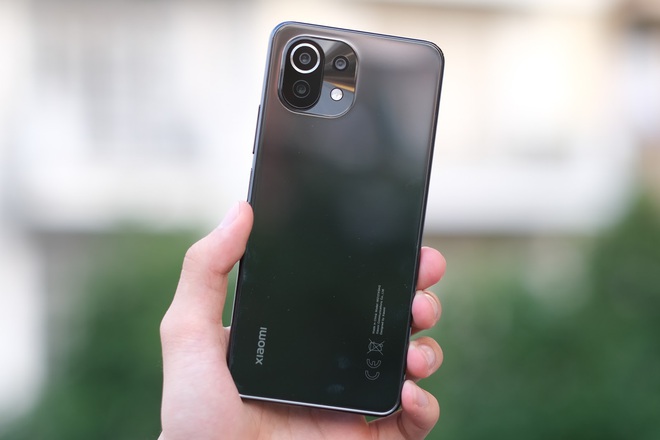 Trên tay Xiaomi Mi 11 Lite: Smartphone mỏng nhẹ và đáng mua nhất phân khúc dưới 7 triệu đồng - Ảnh 1. Trên tay Xiaomi Mi 11 Lite: Smartphone mỏng nhẹ và đáng mua nhất phân khúc dưới 7 triệu đồng - Ảnh 1.